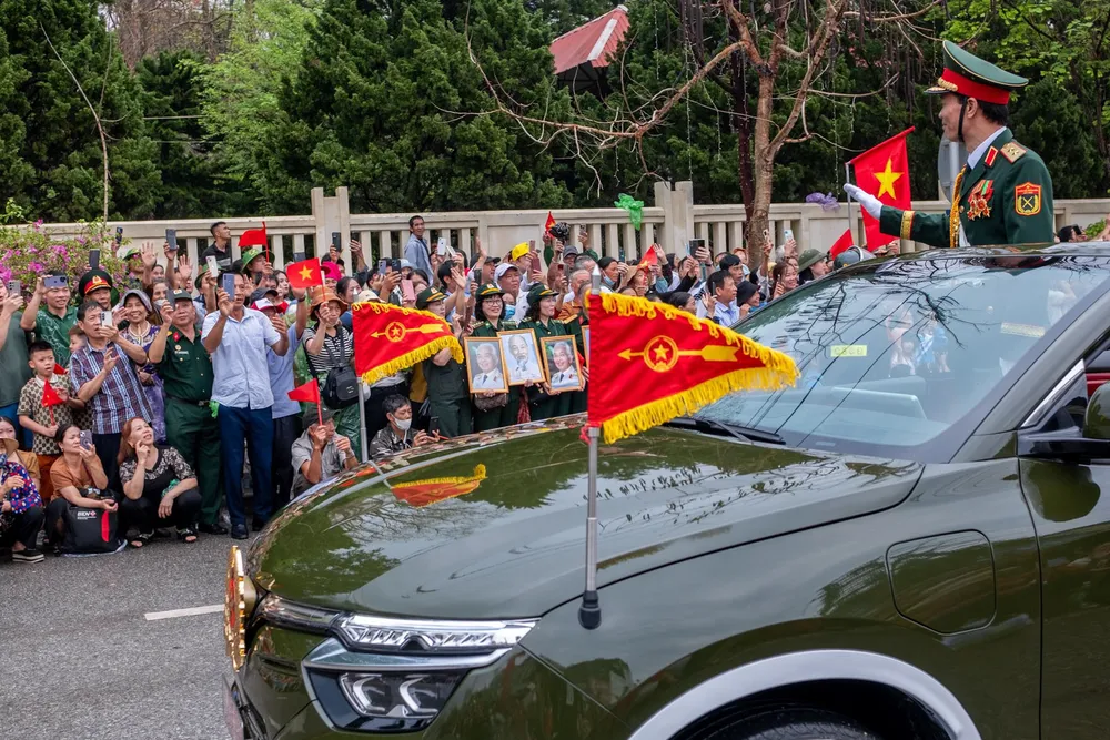 Nhiều người dân tranh thủ lưu giữ lại kỷ niệm khó quên trong thời khắc mẫu xe điện mui trần của Việt Nam xuất hiện tại lễ diễu binh, diễu hành. Anh 3.jpg