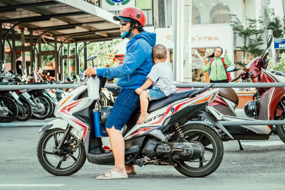 Trước đó, dự thảo đã bắt buộc phải có đai an toàn khi chở trẻ dưới 6 tuổi trên xe máy. Ảnh: Pexels chở trẻ em