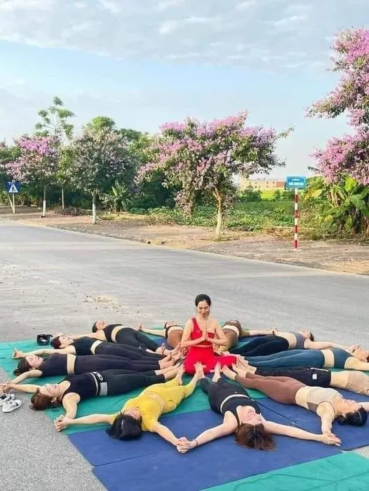 Hình ảnh nhóm tập yoga được lan truyền trên mạng xã hội. Ảnh: MXH tap-yoga-giua-duong.jpg