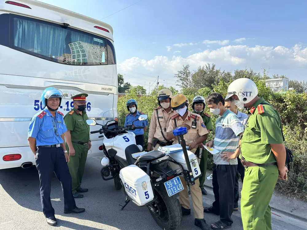 Nếu Dự thảo Luật Trật tự ATGTĐB được thông qua, người nâng hạng GPLX sẽ khó khăn hơn trước. Ảnh: NGUYỄN YÊN CSGT-15.jpg