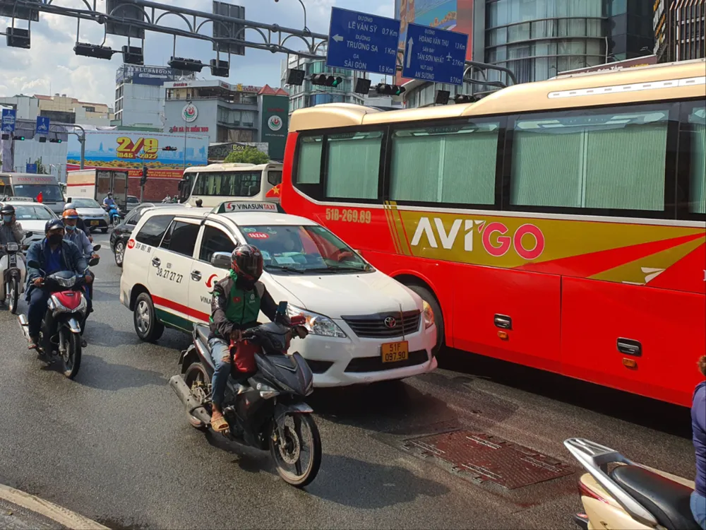 Bộ Công an đưa vào dự thảo Luật Trật tự, an toàn giao thông đường bộ chỉ được vượt xe phía bên trái. Ảnh: TN vượt xe