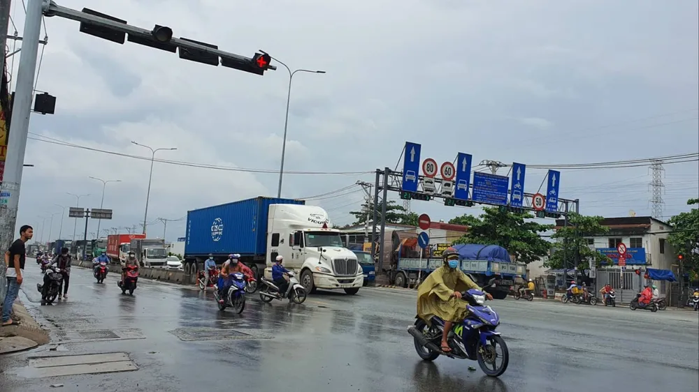 Một số bạn đọc đề xuất cần xử phạt người cố tình chạy chậm. Ảnh: TN giao thông