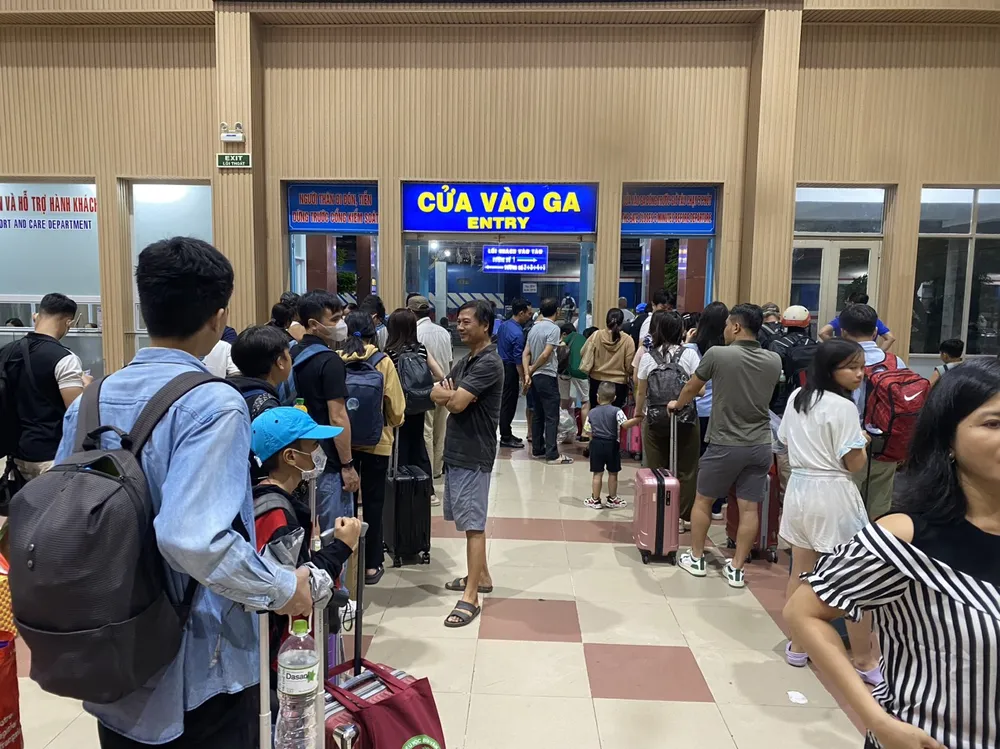 Các đơn vị du lịch cho biết người dân lựa chọn đi tàu tăng cao dịp hè 2024. Ảnh: TN ve-he.jpg