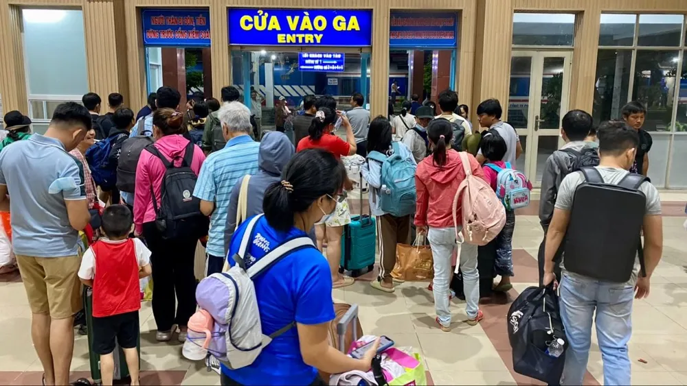 Nhiều gia đình lựa chọn về quê bằng tàu hoả dịp hè 2024. Ảnh: TN vé tàu hoả