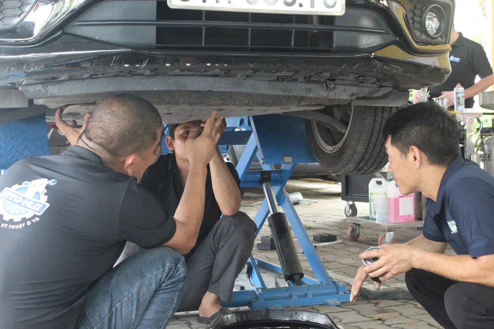 Nhiều ô tô xếp hàng được đội ngũ kỹ thuật kiểm tra, chăm sóc. ngay-hoi-bo-duong-xe-2.jpg