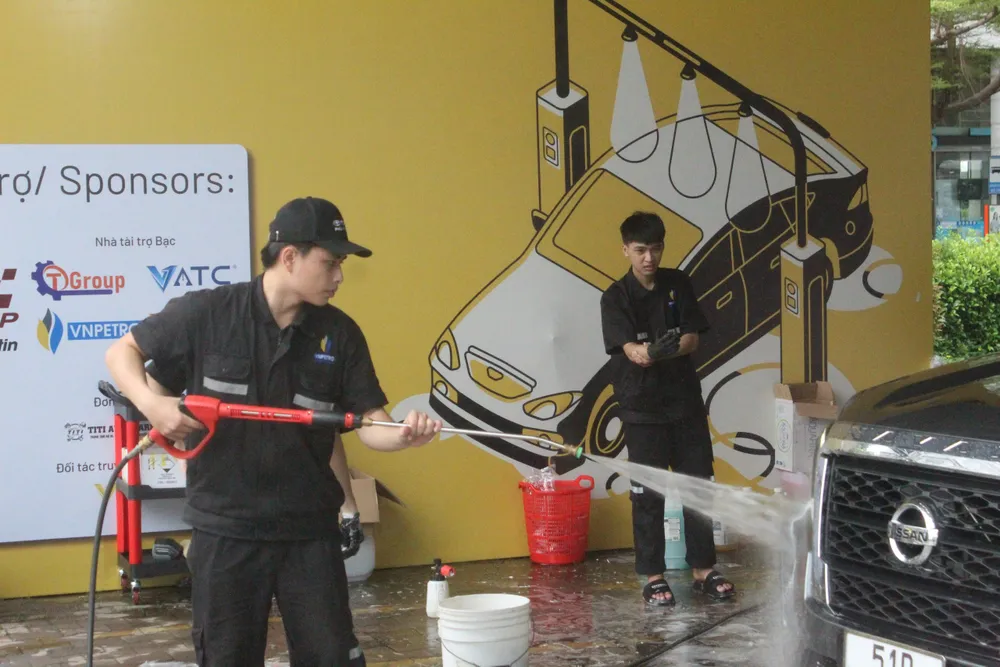 Nhiều công đoạn được các nhân viên kỹ thuật thực hiện miễn phí. ngay-hoi-bo-duong-xe-3.jpg