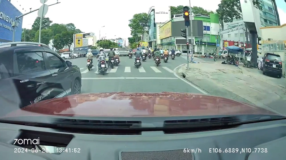 Tín hiệu đèn giao thông bất ngờ chuyển sáng đèn vàng. (Ảnh cắt từ video) Tín hiệu giao thông
