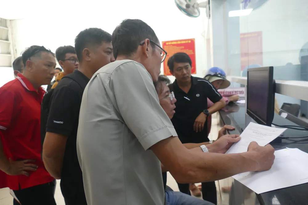 Người dân sẽ không cần phải đến cơ quan đăng ký xe để bấm biển số xe. Ảnh: TN bấm biển số