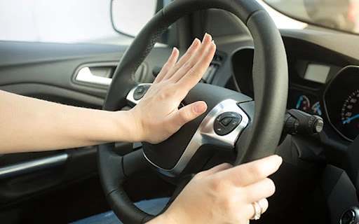 Không sử dụng còi trong thời gian từ 22 giờ ngày hôm trước đến 5 giờ ngày hôm sau trong khu đông dân cư và bệnh viện. tín hiệu còi xe