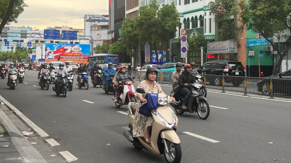 Luật Trật tự an toàn giao thông đường bộ quy định 9 trường hợp không được vượt xe. Ảnh: TN không được vượt xe