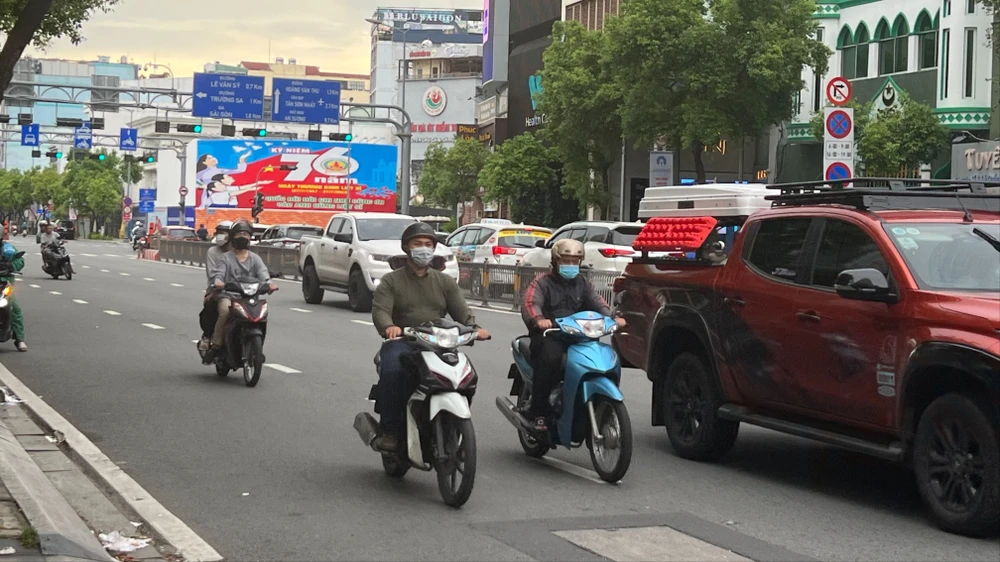 Người điều khiển phương tiện tham gia giao thông đường bộ phải bảo đảm tốc độ phù hợp. Ảnh: TN khoảng cách giữa các xe