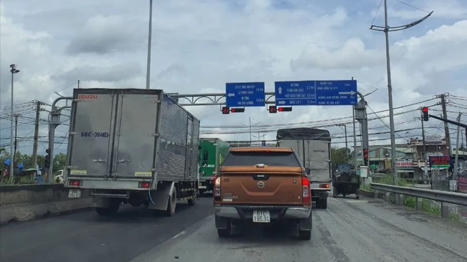 Tín hiệu báo hướng rẽ hoặc tín hiệu bằng tay phải sử dụng liên tục trong quá trình chuyển hướng. Ảnh: TN Chuyển hướng xe