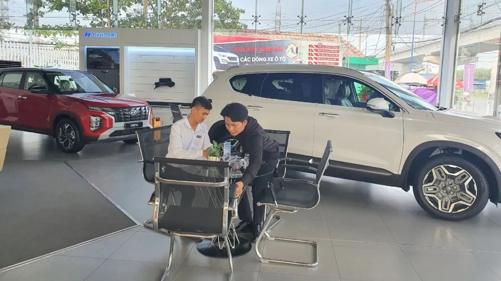 Chính phủ yêu cầu Bộ Tài chính xem xét, ban hành Nghị định quy định mức thu lệ phí trước bạ đối với ô tô sản xuất, lắp ráp trong nước. Ảnh: TN lệ phí trước bạ