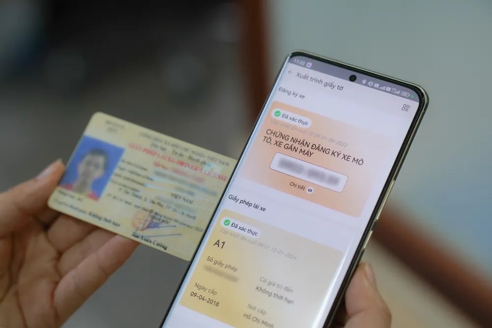 Tạm giữ GPLX và bị tước GPLX trên VNeID có khác nhau? Ảnh: MINH HOÀNG giấy phép lái xe