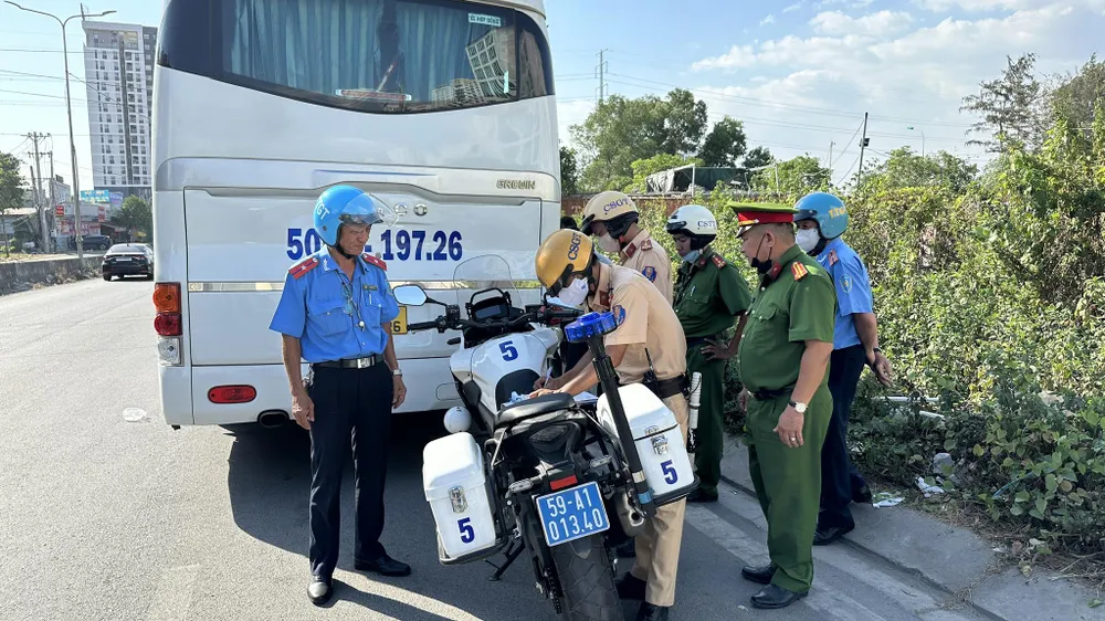 Khi xe chở hành khách thường phải cung cấp giấy tờ vận chuyển hành khách bao gồm điểm đi, điểm đến, họ tên của hành khách trên xe để CSGT kiểm tra. Ảnh: TN CSGT-3.jpg