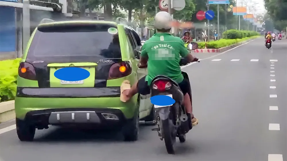 Theo quy định, đây là hình ảnh mà người điều khiển xe máy không được thực hiện. Ảnh: PLO xe gắn máy