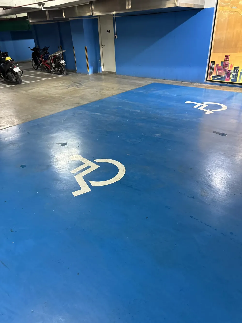 Một số hầm để xe có vị trí đậu xe cho người khuyết tật. Ảnh: LTT người khuyết tật