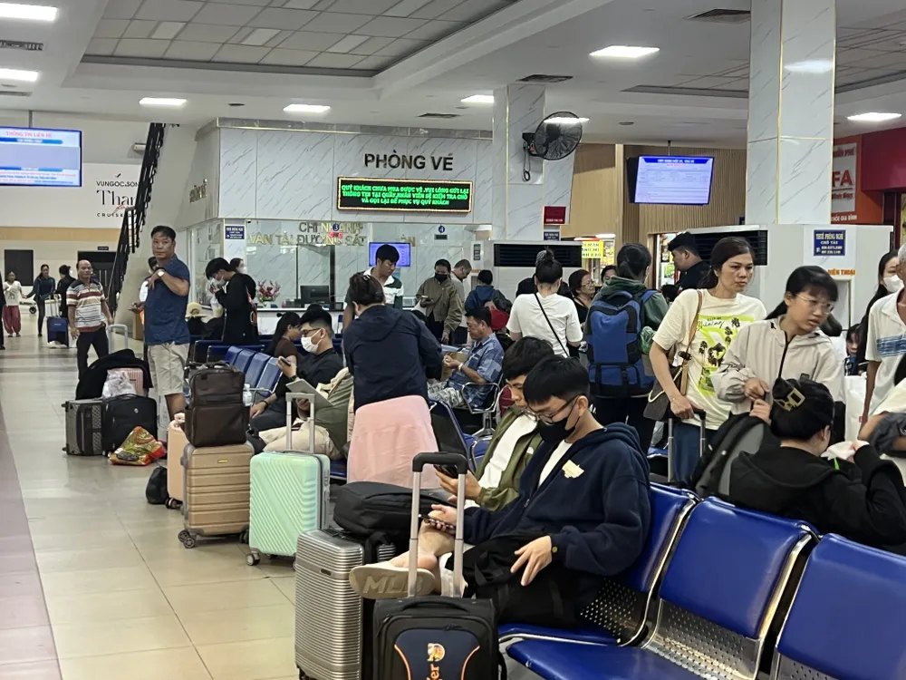 Khu vực nhà chờ có rất đông hành khách đến từ sớm để chờ lên tàu. Ảnh: TN đi tàu hoả