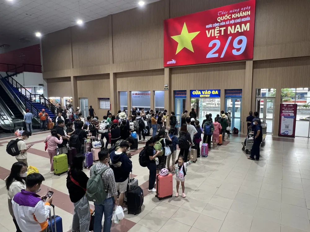 Hành khách xếp hàng để chuẩn bị vào cửa soát vé lên tàu. Ảnh: TN IMG_2052.JPG