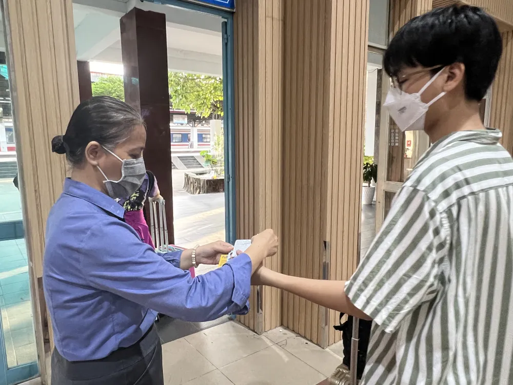 Ngành đường sắt sẽ kiểm soát giấy tờ tuỳ thân khi vào cửa. Ảnh: TN IMG_2064.JPG