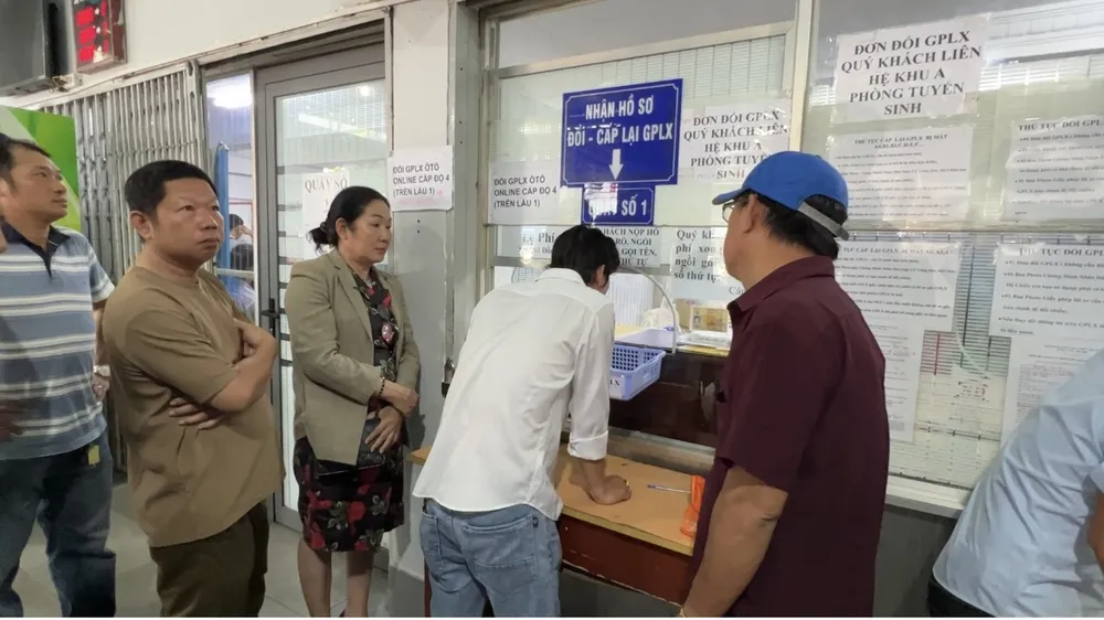 Các chuyên gia cho rằng nên tinh giản các thủ tục khi đổi giấy phép lái xe. Ảnh: THY NHUNG IMG_2083.jpg