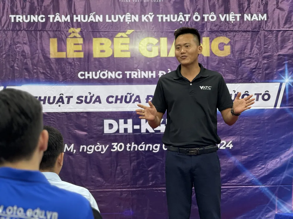 Ông Đặng Văn Luyện, Hiệu trưởng Trung tâm Huấn luyện kỹ thuật ô tô Việt Nam. luyen-VATC.jpg