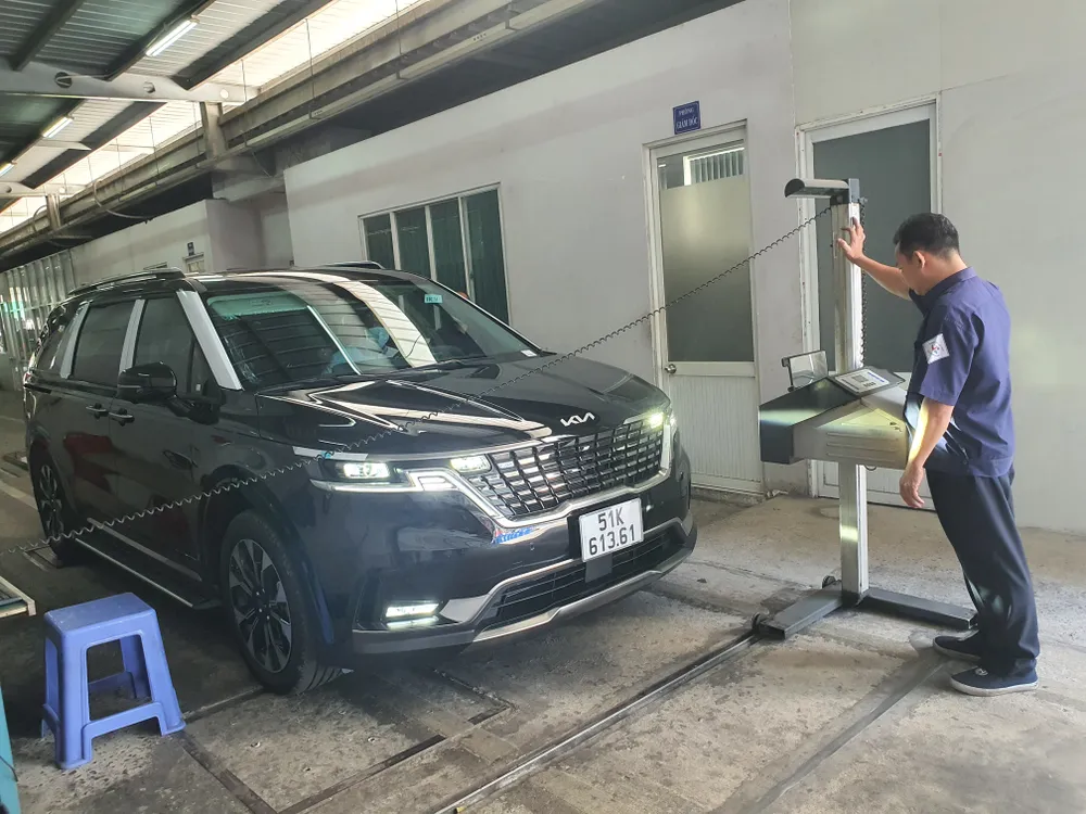 Xử lý ra sao khi giấy chứng nhận hoặc tem kiểm định bị hư hỏng? Ảnh: TN Giấy chứng nhận