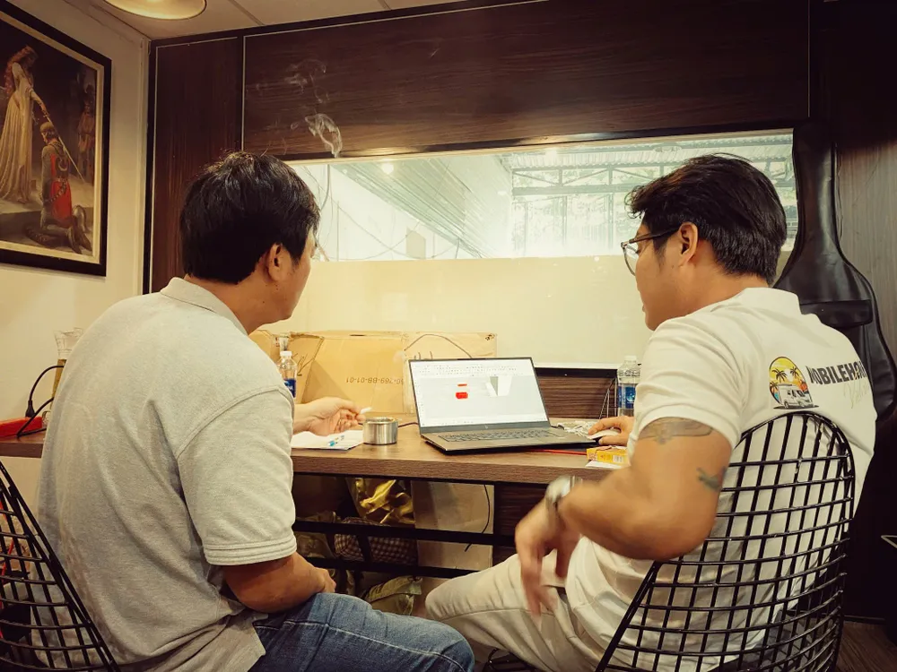 Ông Nguyễn Quang Trình cho biết mỗi một xe trước khi cải tạo đều được lên thiết kế rõ ràng, đảm bảo an toàn. Ảnh: TN mobile-home-1.jpg