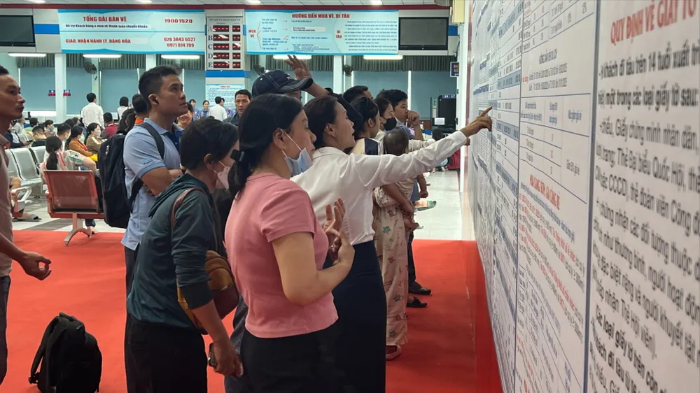 Vé tàu Tết Ất Tỵ hiện còn khá nhiều nhưng một số ngày cao điểm chỉ còn ghế chặng ngắn. Ảnh: TN vé-tàu-tết.JPG