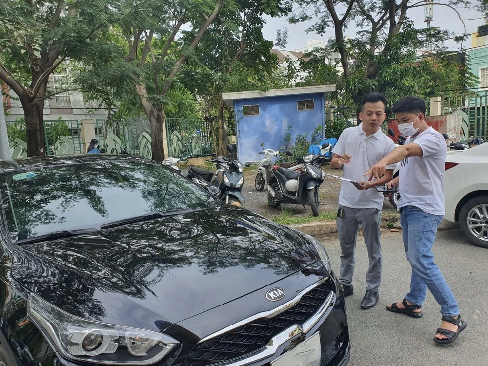 Khi người thuê xe chở quá số người quy định thì cả chủ phương tiện và tài xế đều có thể bị xử phạt vi phạm hành chính. Ảnh: TN chở quá số người
