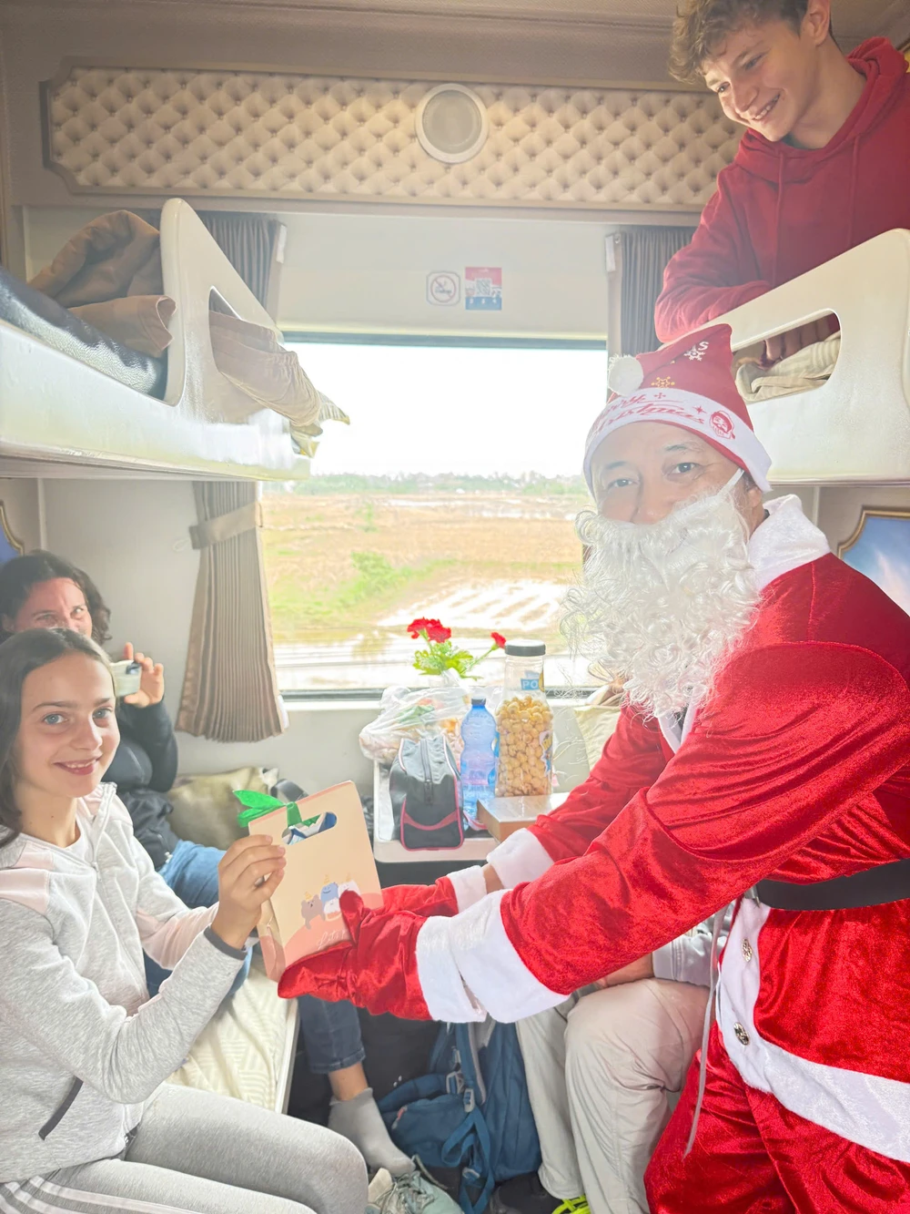 ong-gia-noel-tren-tau-11117.jpg