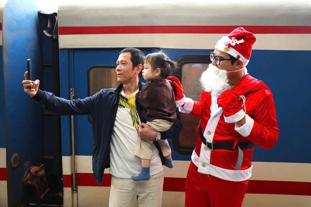 ong-gia-noel-tren-tau-16.jpg