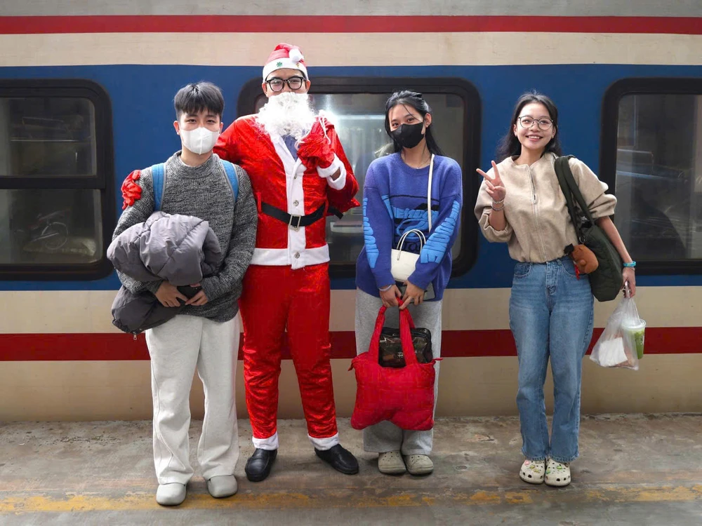 ong-gia-noel-tren-tau-17.jpg