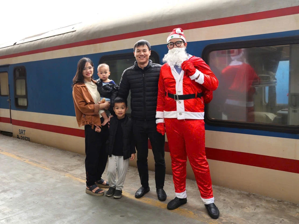 ong-gia-noel-tren-tau-18.jpg