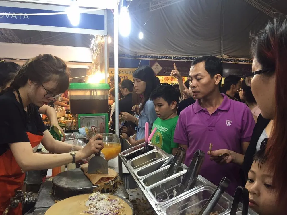 Nhiều khách tham quan không cưỡng lại được khi nhìn thấy cách chế biến một chiếc bánh crepe của Thái.