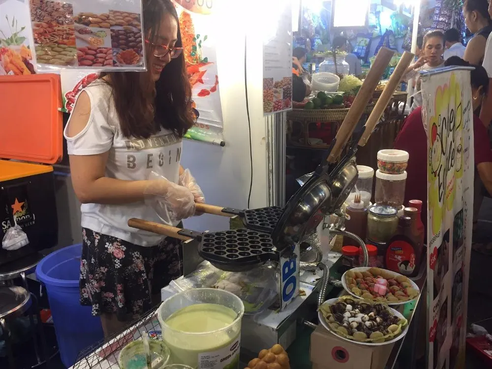 Bánh trứng gà vị truyền thống được làm ngay tại chỗ trang trí rất hấp dãn khách tham quan