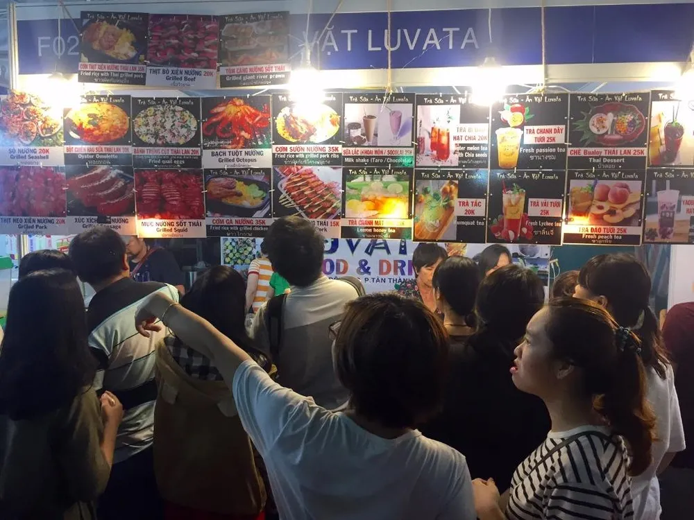 Các món ăn, trà sữa Thái tại đây với giá khá mềm