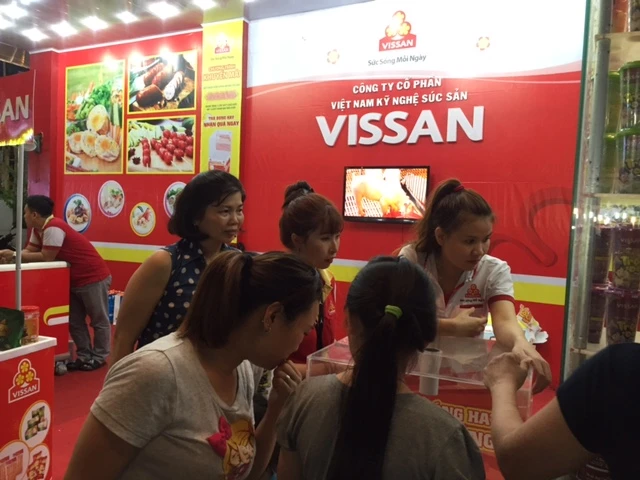 Tặng xúc xích, giảm giá 49%... để dụ khách mua hàng ảnh 1