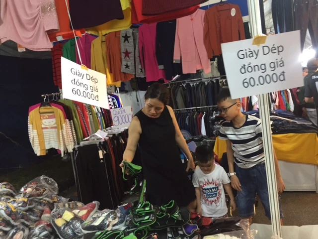 Tặng xúc xích, giảm giá 49%... để dụ khách mua hàng ảnh 2