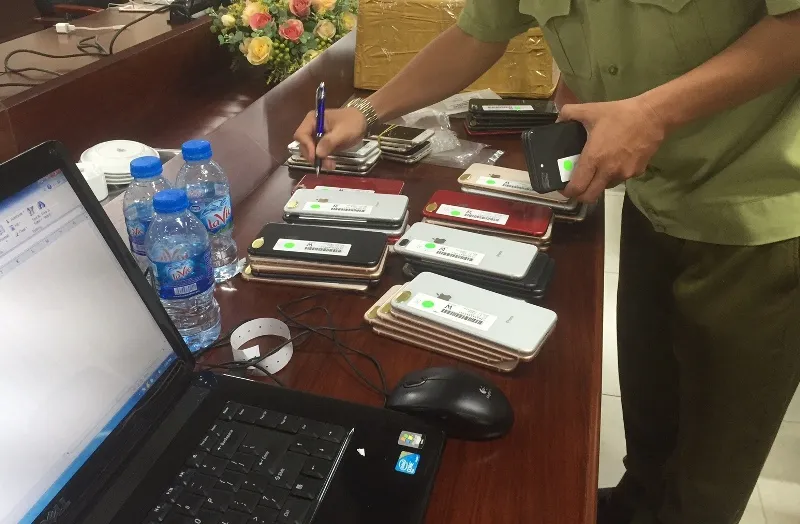 Phát hiện lô hàng iPhone lậu trị giá 3 tỉ đồng ảnh 4