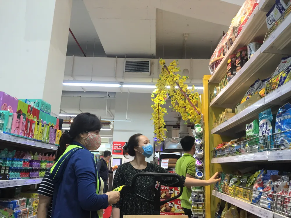 Người dân rục rịch đến siêu thị sắm tết ảnh 6