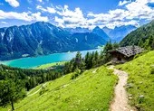 Nhiều người Việt khao khát đi du lịch hơn mua ô tô, thăng chức ảnh 2 Thói quen đi du lịch của người Việt thay đổi bất ngờ do dịch