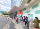 Ngày đầu TP.HCM giãn cách: hàng hóa được cung ứng nhiều hơn ảnh 2 Người dân xếp hàng vào siêu thị mua sắm