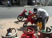 Xe chở hàng hóa vẫn khó thông chốt dù đã được cấp mã QR Code ảnh 2 Khách hàng gọi gas rất nhiều nhưng không giao được...vì giấy đi đường