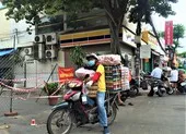 1 tài xế bị phạt 2 triệu đồng vì... đi giao trứng gà ảnh 2 Xe chở trứng gà, vịt cho siêu thị phải quay về vì... giấy đi đường
