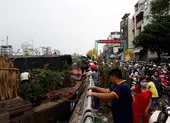Tham quan chợ hoa xuân 'Trên bến dưới thuyền' trở thành 'hot trend' ảnh 2 Chợ hoa xuân 'trên bến dưới thuyền' nhộn nhịp chiều 30 tết
