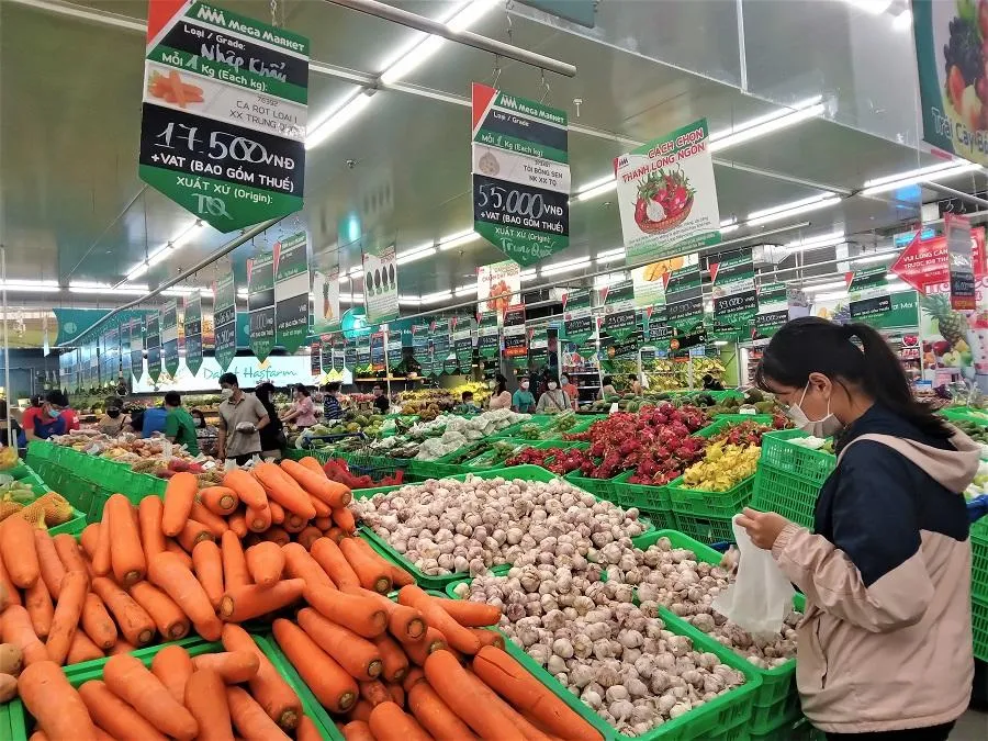 Khách hàng đang chọn mua tỏi Trung Quốc. ẢNH: TÚ UYÊN