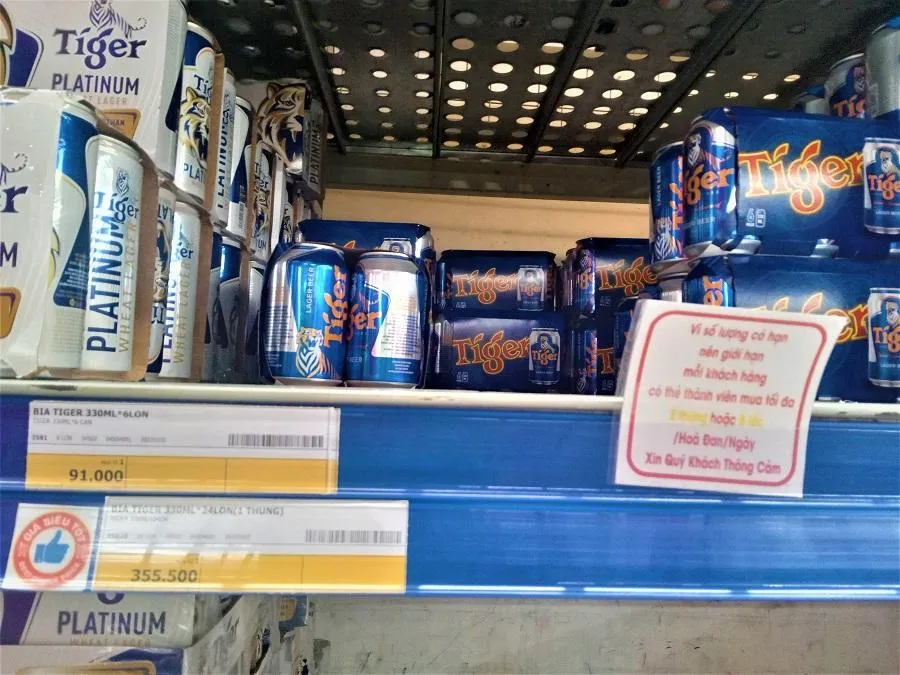 Thông báo giới hạn số lượng được mua bia. Ảnh: TÚ UYÊN