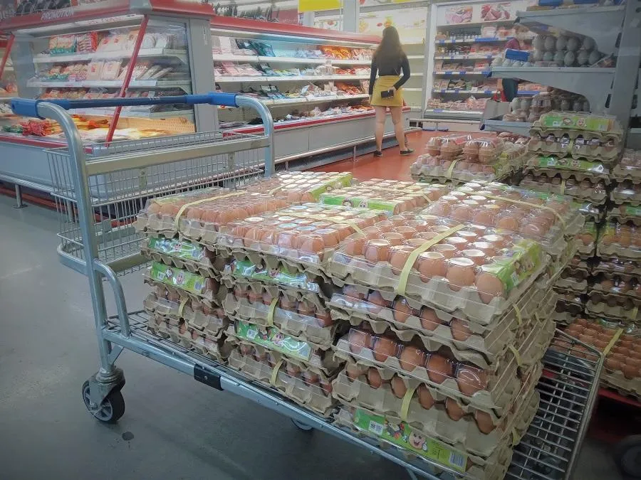 Khách hàng đẩy xe trứng gà trở lại vị trí bày bán vì siêu thị chỉ cho mua 3 vỉ/ hóa đơn/ngày. Ảnh: TÚ UYÊN