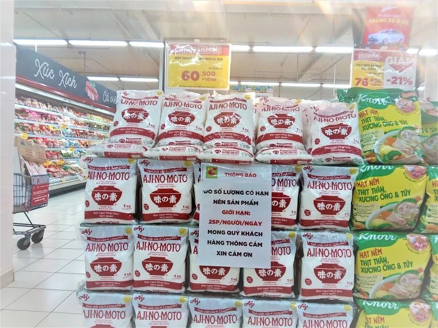 Bột ngọt giảm giá và giới hạn số lượng được mua. ẢNH: TÚ UYÊN